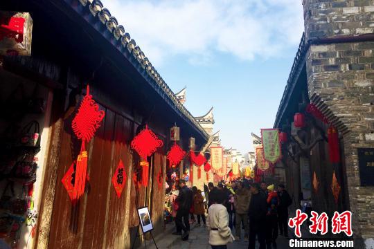 2月4日，“中國？三河攝影小鎮(zhèn)”揭牌儀式暨“一莊，一城，蝶變40年”主題攝影展在安徽省肥西縣三河古鎮(zhèn)舉行。 張強 攝