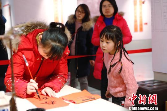 孩子在書寫春聯。 殷立勤 攝
