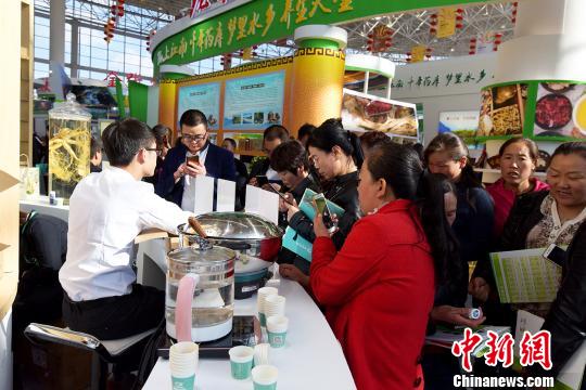 圖位藥博會展館內民眾參觀體驗醫養健康。　鐘欣 攝