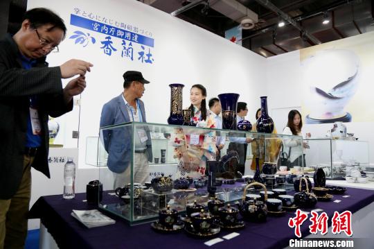 瓷博會此前成功舉辦了14屆，已經(jīng)發(fā)展成為展示世界精品陶瓷、傳播中國陶瓷文化和促進(jìn)中外陶瓷交流與合作的重要平臺。　姜濤 攝