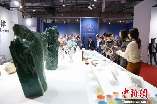 國際館內(nèi)一家外國參展商展位前，不少民眾駐足欣賞。　姜濤 攝