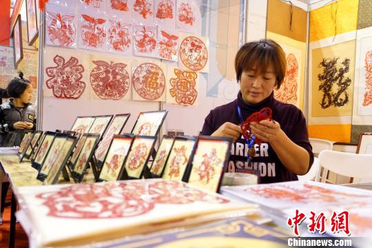 工藝名匠現場展現才藝，傳授技能?！∪螇粞z