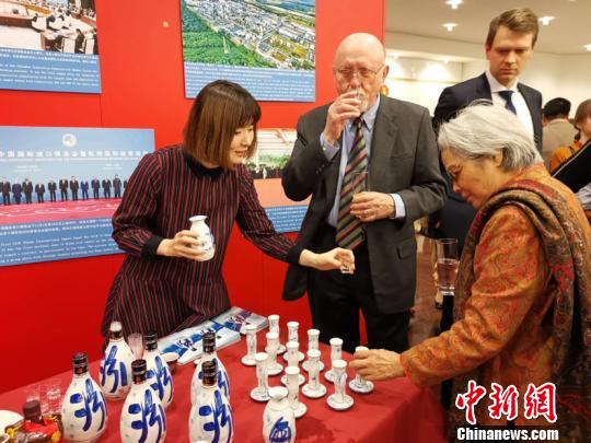 中德兩國來賓在招待會上品嘗中國汾酒?！＄娦?攝